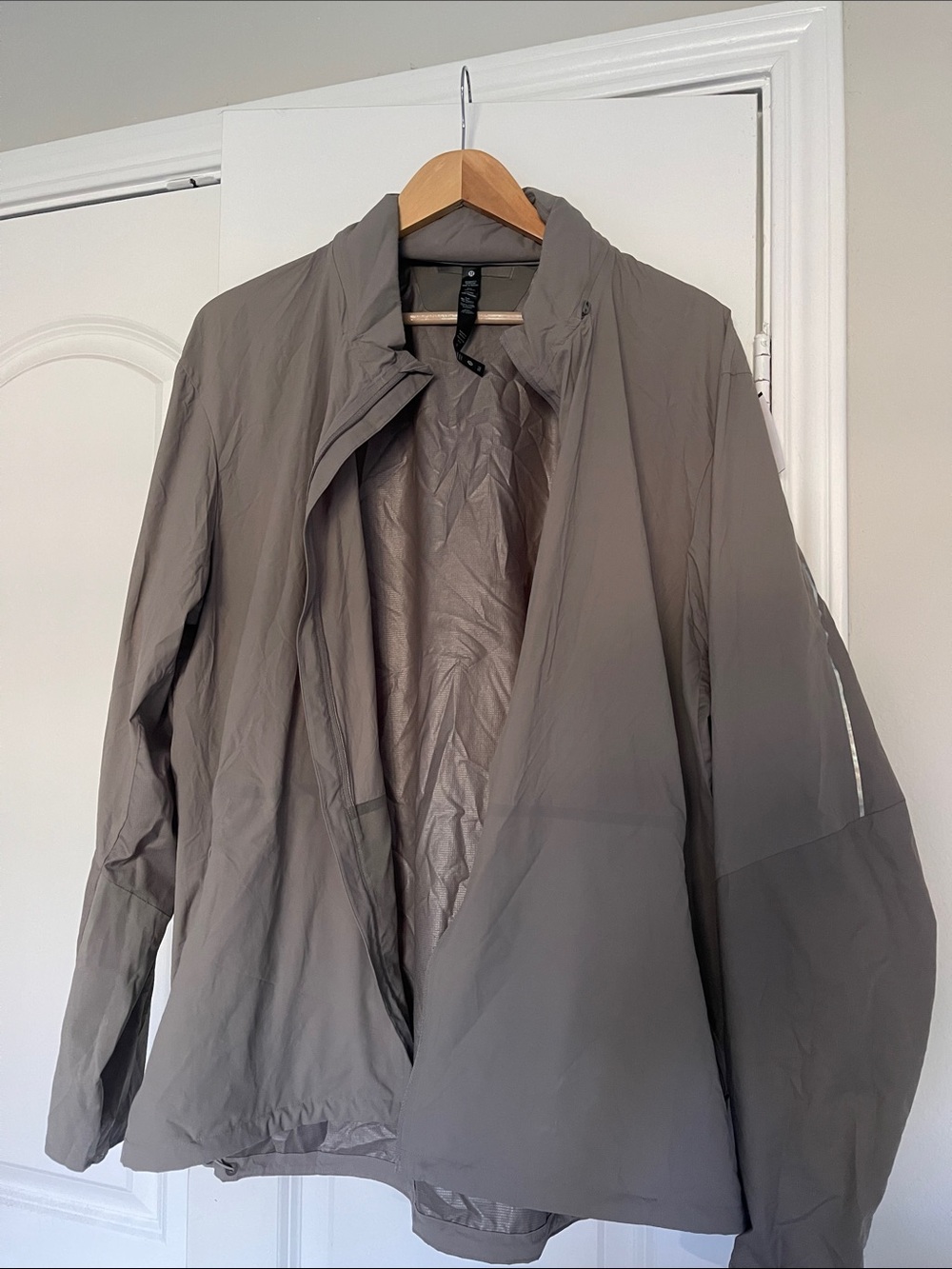 Lululemon Lightweight Men's Gray Jacket - Windbreaker with discreet zip hood